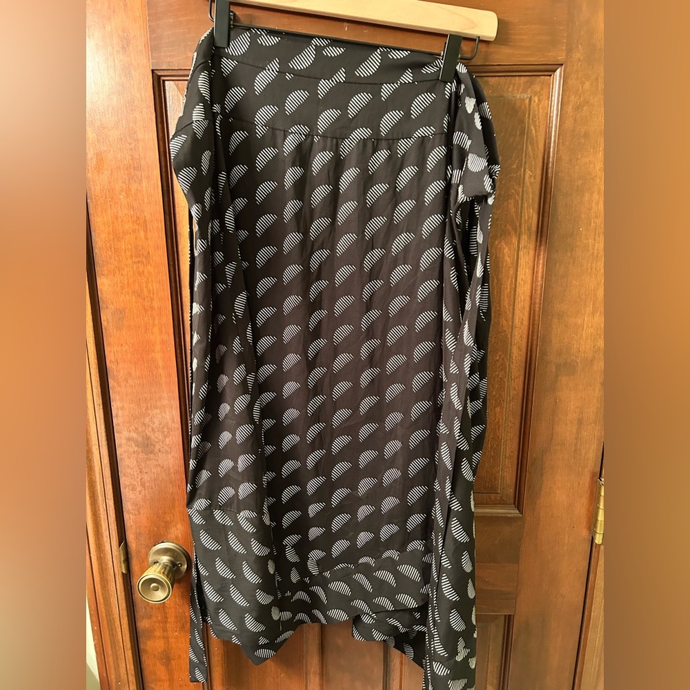 WORTHINGTON Elegant Black and White Patterned Skirt. Size 22W